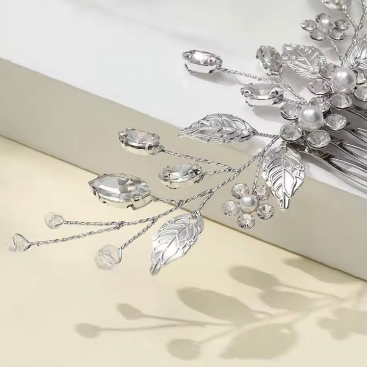 Detalle de cristales facetados en tocado novia plateado
