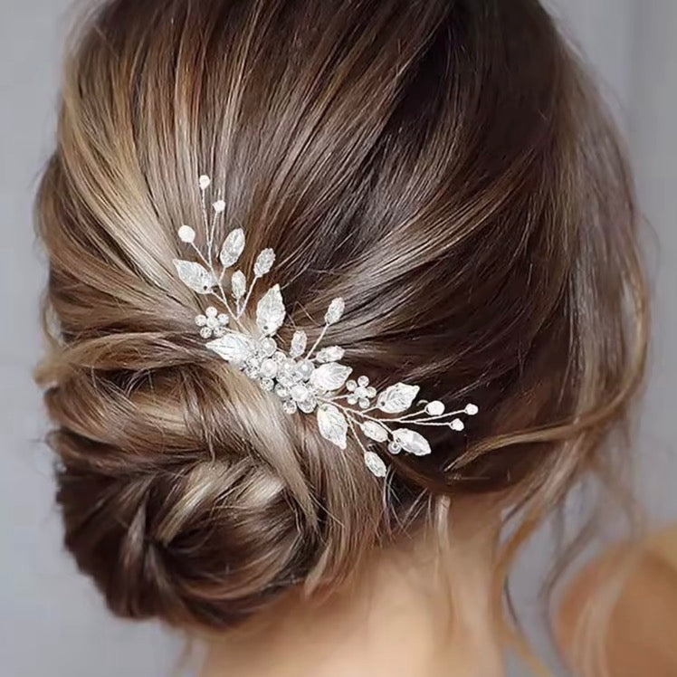 Tocado novia plateado con cristales en moño bajo elegante