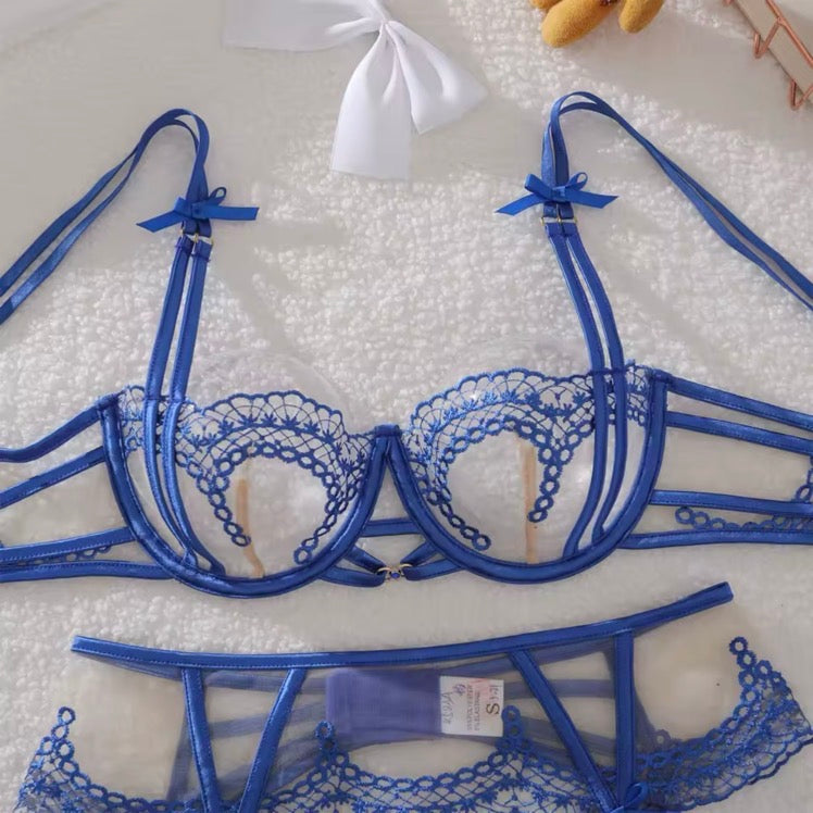 Detalle del sostén con aro y encaje del conjunto Alessia azul