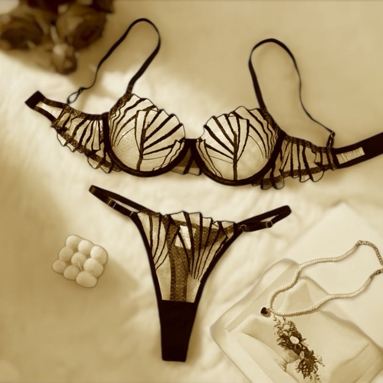 Conjunto Inés lencería negro set completo sobre superficie