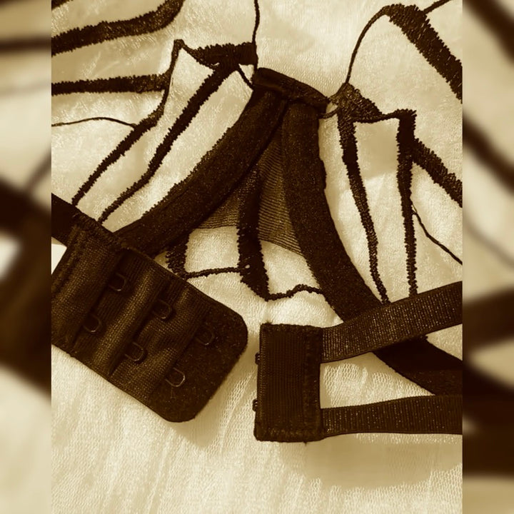 Detalle copa sostén encaje negro transparente