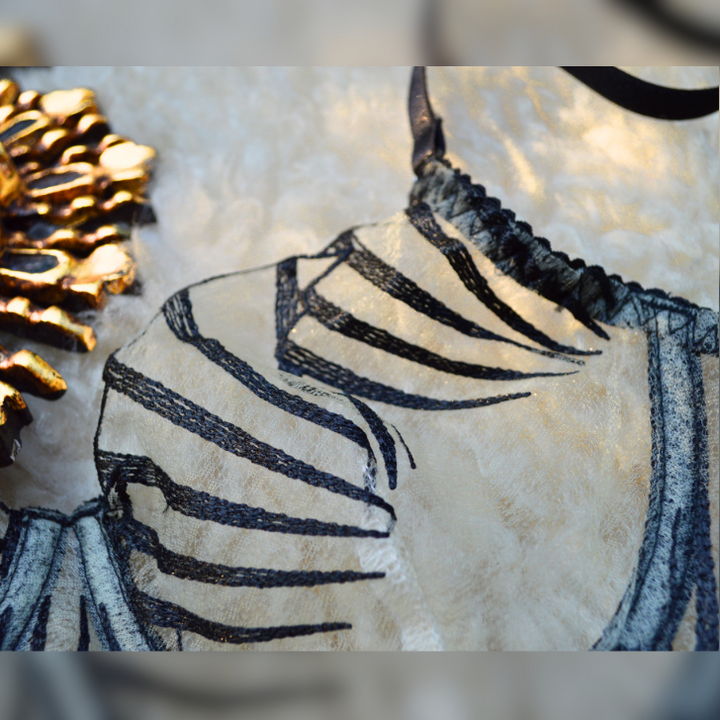 Detalle encaje a rayas sostén Inés
