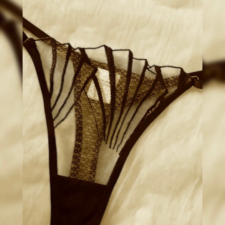 Detalle tanga encaje negro frontal