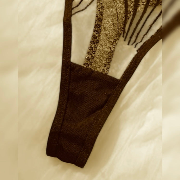 Detalle parte inferior tanga encaje negro