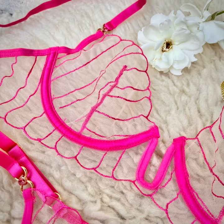Detalle de la copa del sostén Inna rosado con encaje delicado