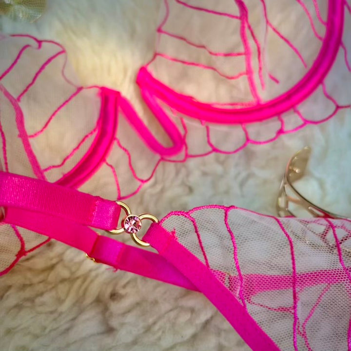 Detalle de breteles regulables y herrajes del conjunto Inna rosado
