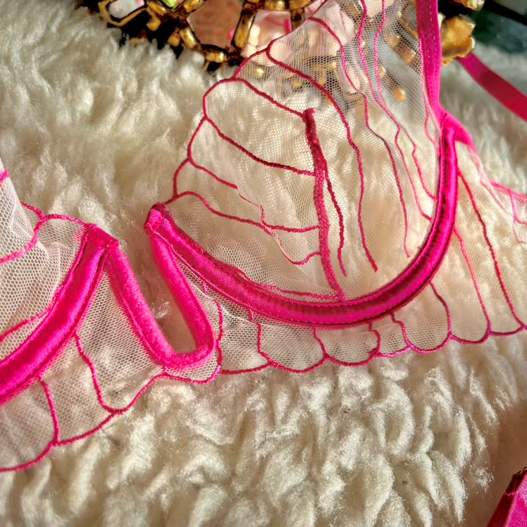 Detalle del sostén del conjunto Inna rosado, encaje y estructura de aros