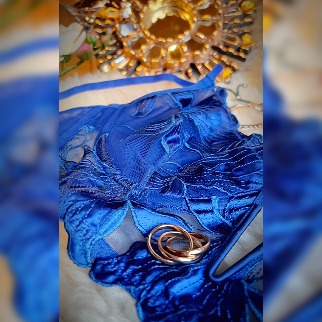 detalle encaje azul lenceria premium textura floral