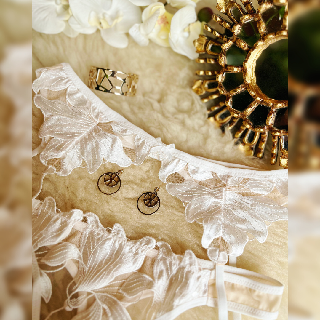 encaje floral blanco textura lenceria de novia premium
