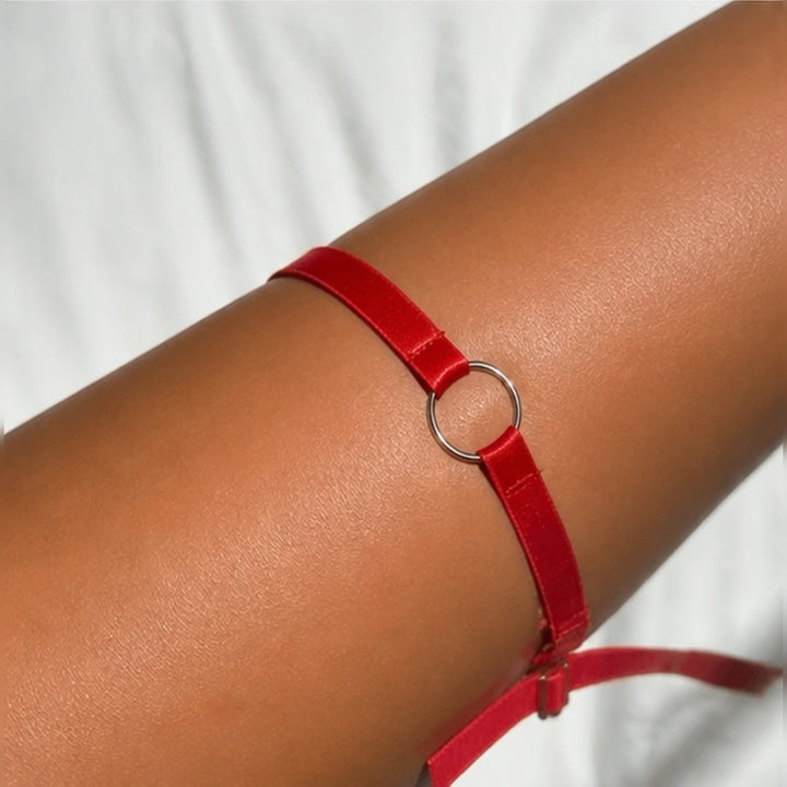 Liga de strap regulable color rojo, con argolla, vista de frente