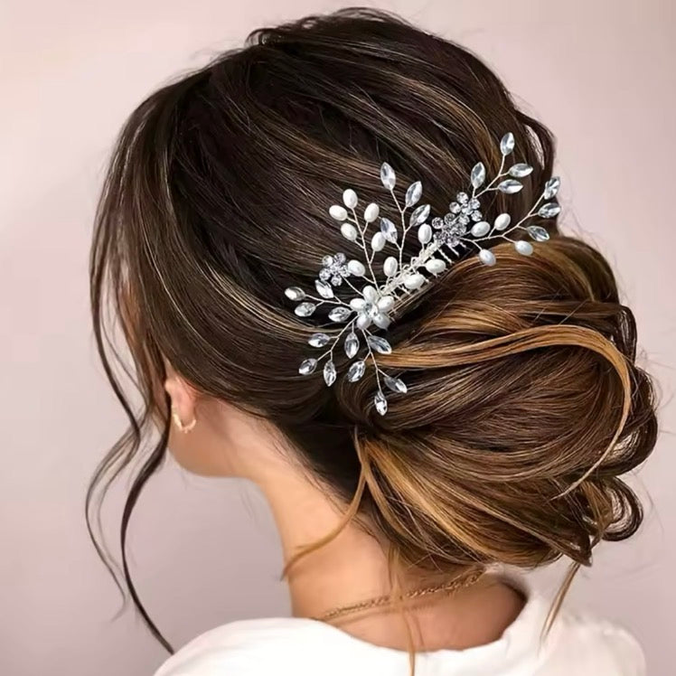Tocado Liora con cristales y perlas en recogido bajo elegante