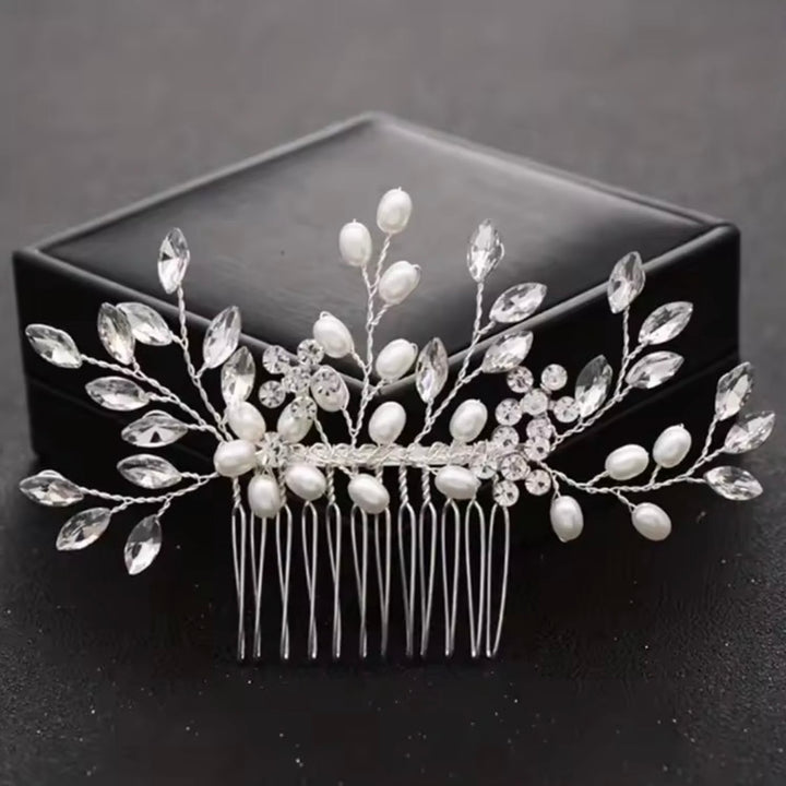 Detalle tocado plateado con cristales facetados
