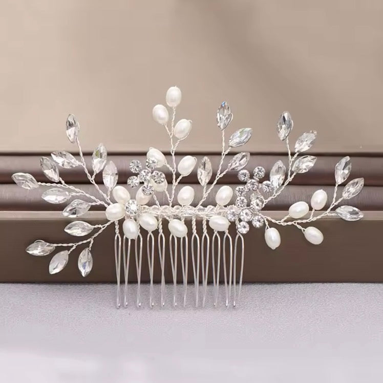 Accesorio de cabello novia con diseño de ramas y perlas