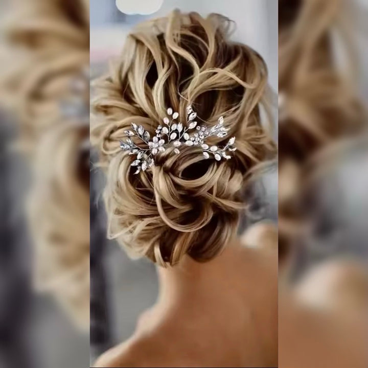 Tocado de novia plateado con cristales en peinado romántico